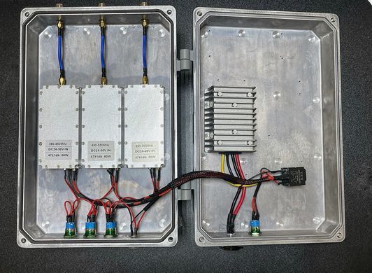 Автомобільна антидронова система РЕБ Відсіч YNX-W3 на 3 діапазони 380-450/450-550/550-700, 3x50W, живлення DC 12V