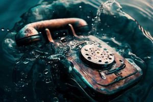 Смартфон і вода. Що робити коли ваш телефон намок?
